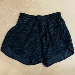 Lululemon Track That Mid Rise Short 5" Le Tigre Camo Deep Coal Multi